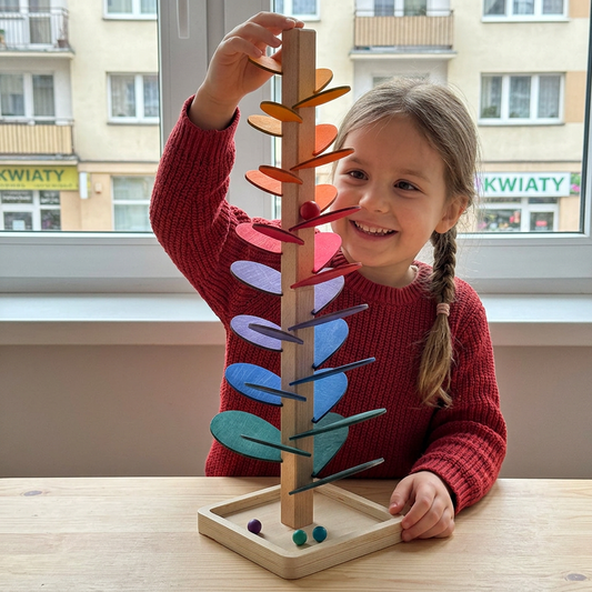 Drewniana wieża z kulkami Montessori