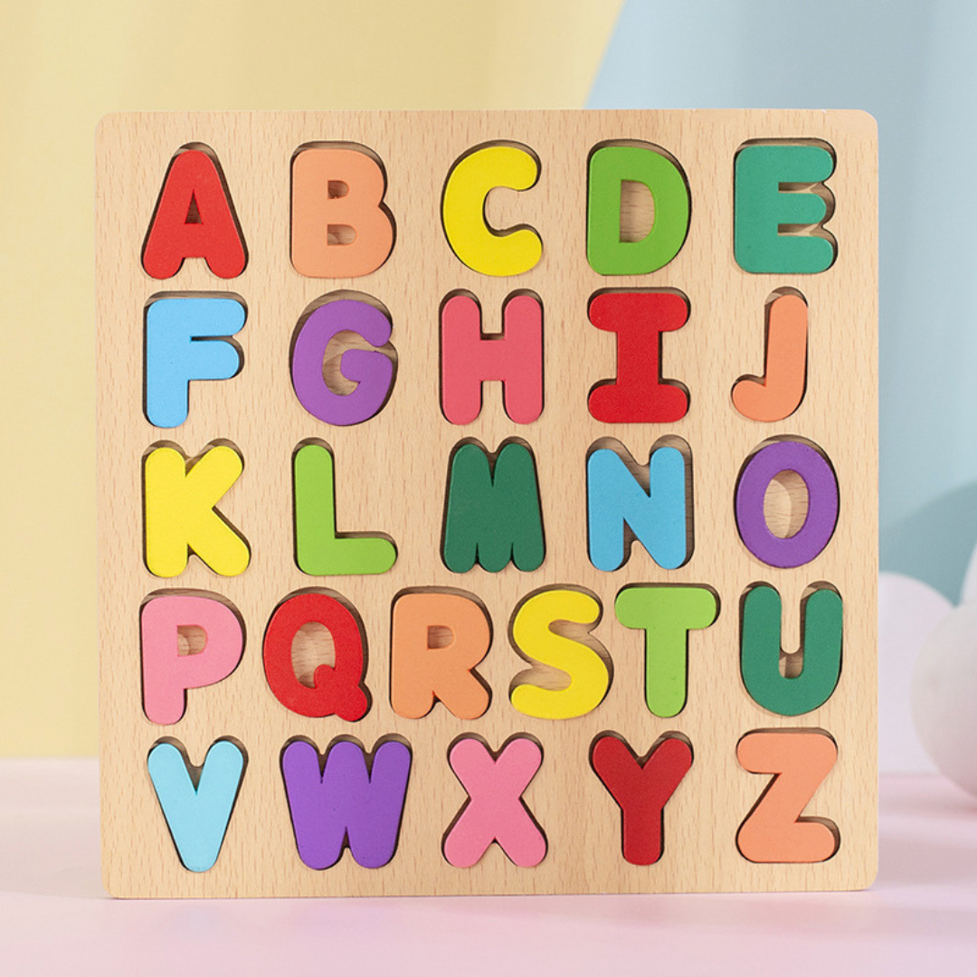 Proste drewniane puzzle z kształtami, cyframi i literami